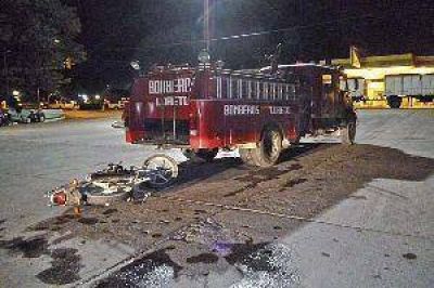 Motociclista muri� en un choque y la autobomba que se dirig�a al hecho se qued� sin frenos y aplast� a un ni�o