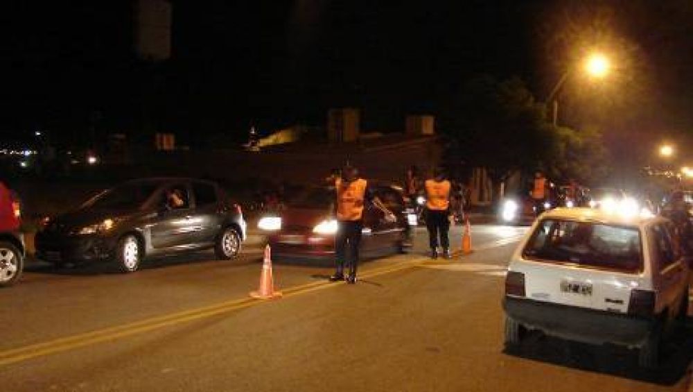 Tres hermanos arrestados por pegarle un agente de Tr�nsito