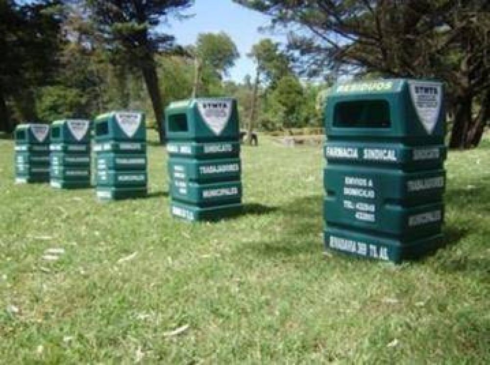 Instalaron bancos ecol�gicos en el Parque Caba�as