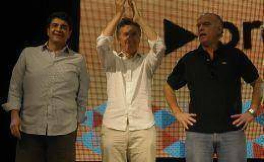 En Provincia, Macri pidi� que las promesas "no mueran en un discurso"