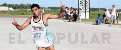 Leo Landaburu gan� los 5 kil�metros de la Correcaminata Universitaria