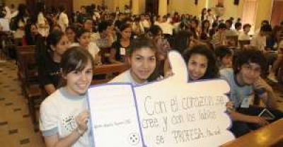 Batucada y cantos en una reuni�n de Acci�n Cat�lica