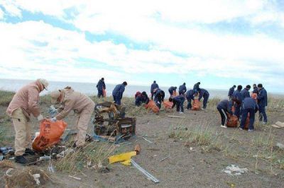 Municipio, vecinos e instituciones llevaron adelante operativo de limpieza de la costa en Margen Sur
