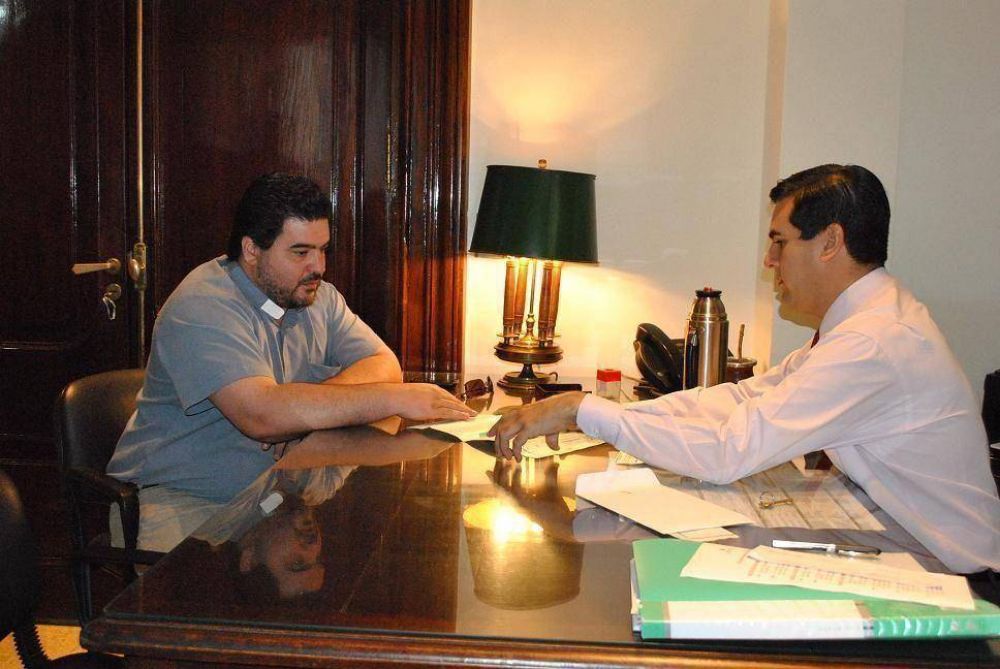 La Provincia entreg� ayuda a deportista y para obra en parroquia Virgen del Carmen