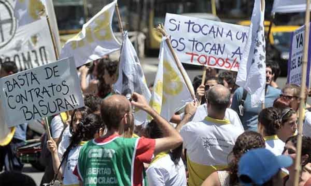 Los trabajadores porte�os del BAP protestaron por despidos