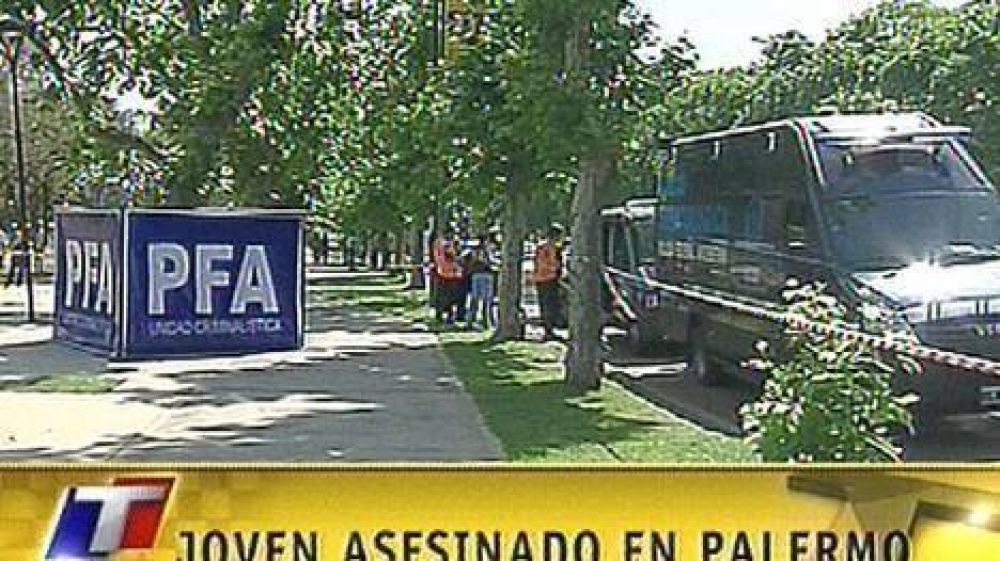 Hallan a un joven muerto en una plaza de Palermo
