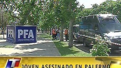 Hallan a un joven muerto en una plaza de Palermo