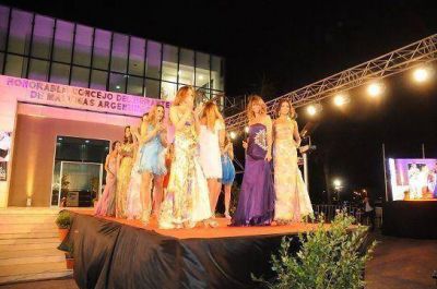 Desfile solidario a beneficio de los hospitales de Malvinas Argentinas