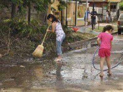 Luj�n luego de la inundaci�n: Limpieza de calles y reparto de las donaciones