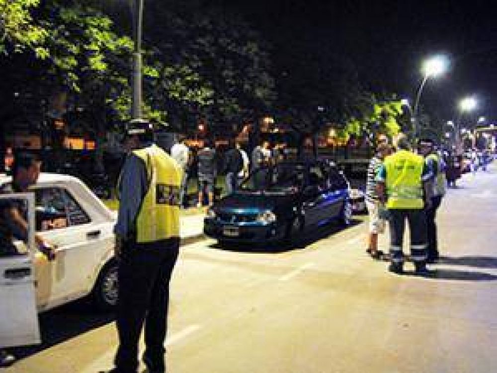 Secuestraron 50 autos en dos mega operativos simult�neos contra las picadas en Vicente L�pez