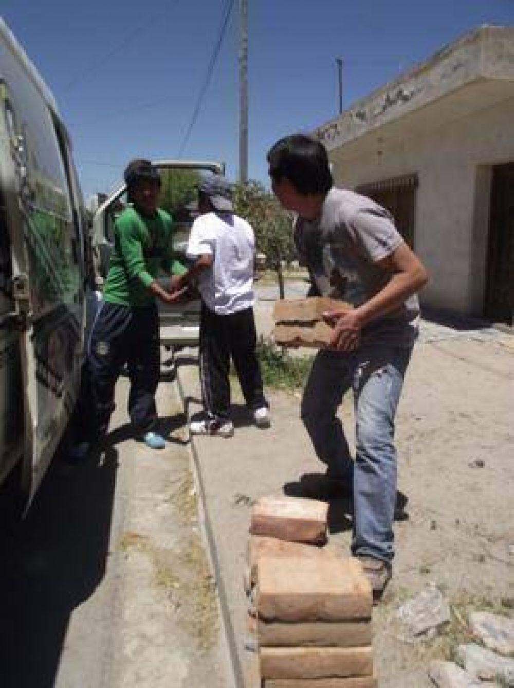 Vecinos juntan materiales para construir una escuela