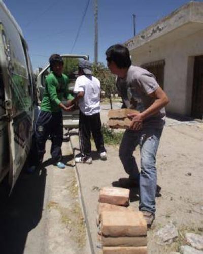 Vecinos juntan materiales para construir una escuela