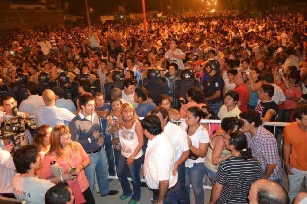 Multitudinaria inauguraci�n de la primera etapa de pavimentaci�n de la avenida Urquiza