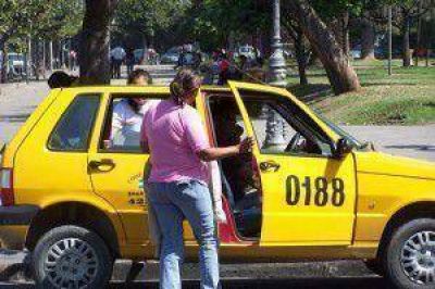 Eval�an readecuaci�n tarifaria del transporte alternativo 