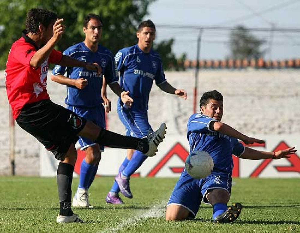 Racing no aprovech� el jugador de m�s y volvi� a caer como visitante