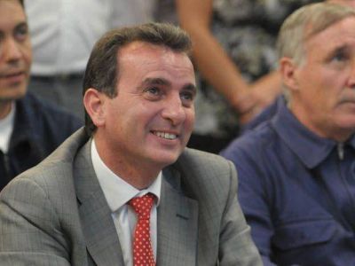 Francisco P�rez se ir� a China por 10 d�as, lo acompa�ar�n dos intendentes y varios funcionarios del Gobierno