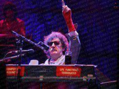 Charly Garc�a present� 60x60 en La Plata