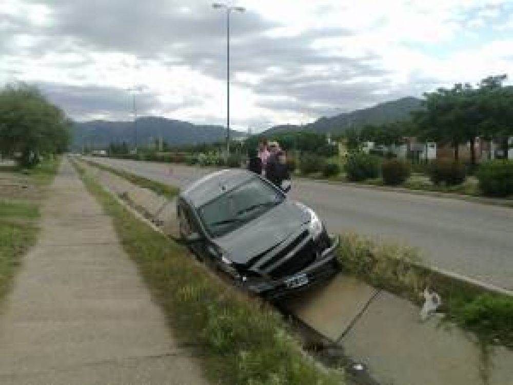 Se qued� dormido y cay� con su auto al canal de la V�a del Peregrino