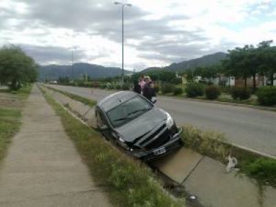Se qued� dormido y cay� con su auto al canal de la V�a del Peregrino
