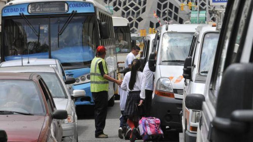 El tr�nsito es un caos en cercan�as de las escuelas