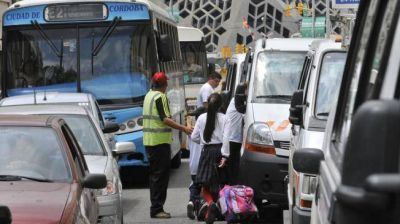 El tr�nsito es un caos en cercan�as de las escuelas