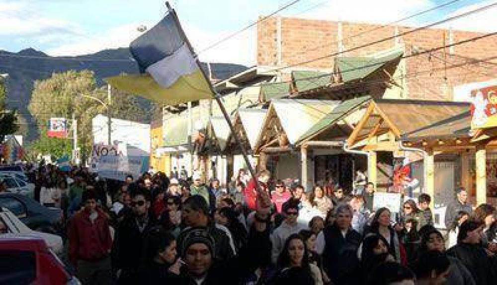 Un multitud marcho en Esquel por el "No" a la mina