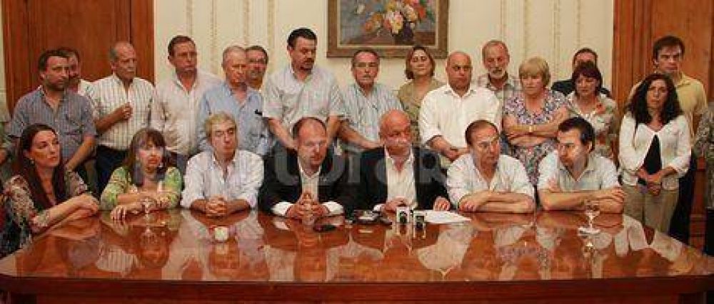 El PJ habl� de intervenci�n y el PS plante� un intento desestabilizador