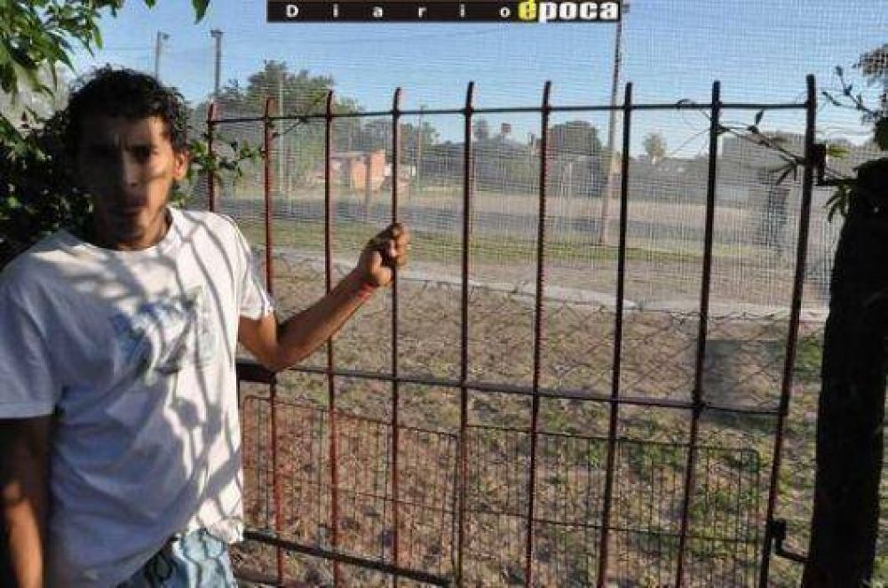 Cierran una calle para construir cancha de f�tbol en el barrio Madariaga