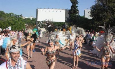 Con color y ritmo, el carnaval correntino cop� la Feria Internacional de Turismo
