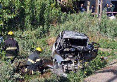 Cuatro muertos, un herido grave y un auto calcinado tras un choque frontal 