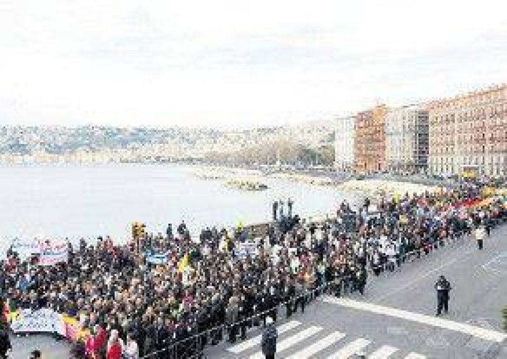 Masivo repudio a la mafia en N�poles