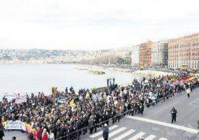 Masivo repudio a la mafia en N�poles