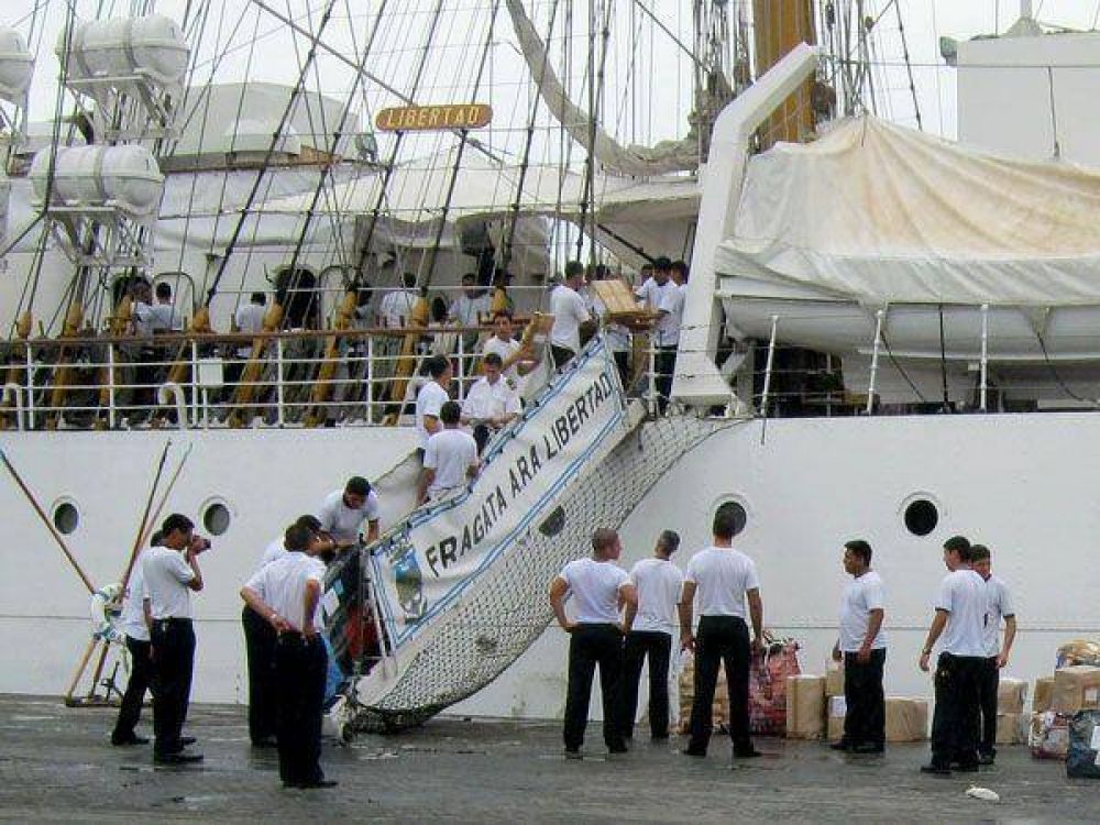 El juez firm� la orden para mover la Fragata y el Gobierno se niega