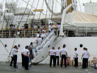 El juez firm� la orden para mover la Fragata y el Gobierno se niega