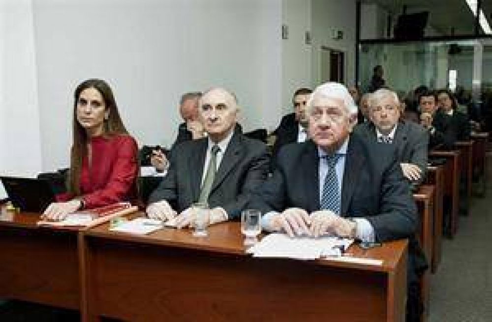 Duhalde, Moyano y Recalde, citados a declarar en el juicio contra De la Rua