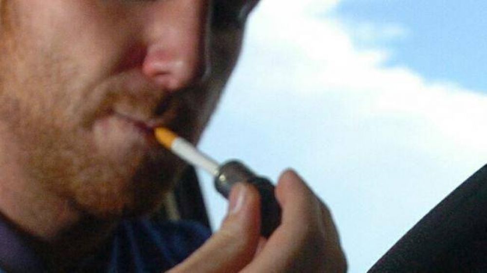 Las multas por conducir fumando ser�n de hasta $ 1.000