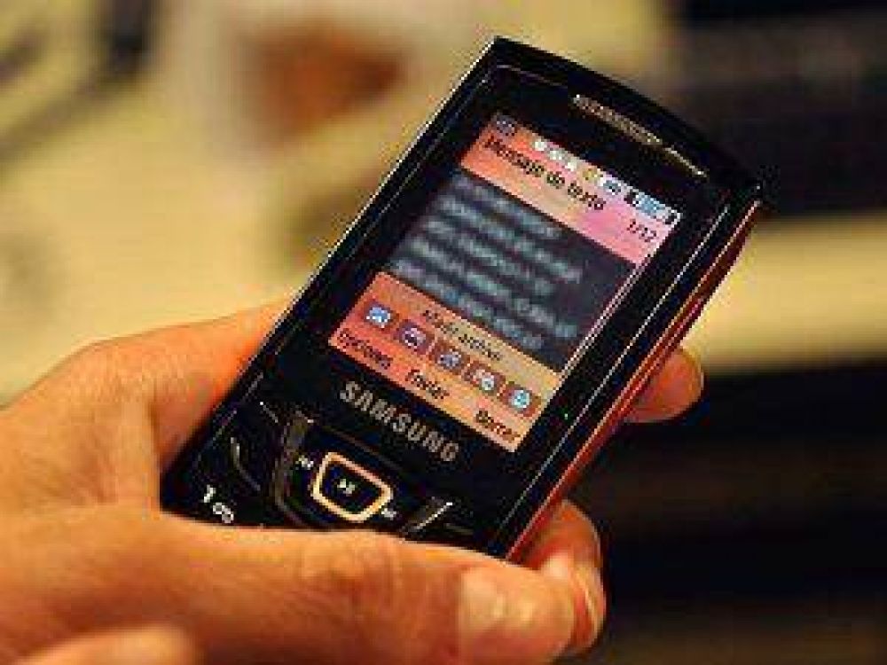 Furioso por un SMS, le dio una paliza a su mujer