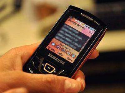 Furioso por un SMS, le dio una paliza a su mujer