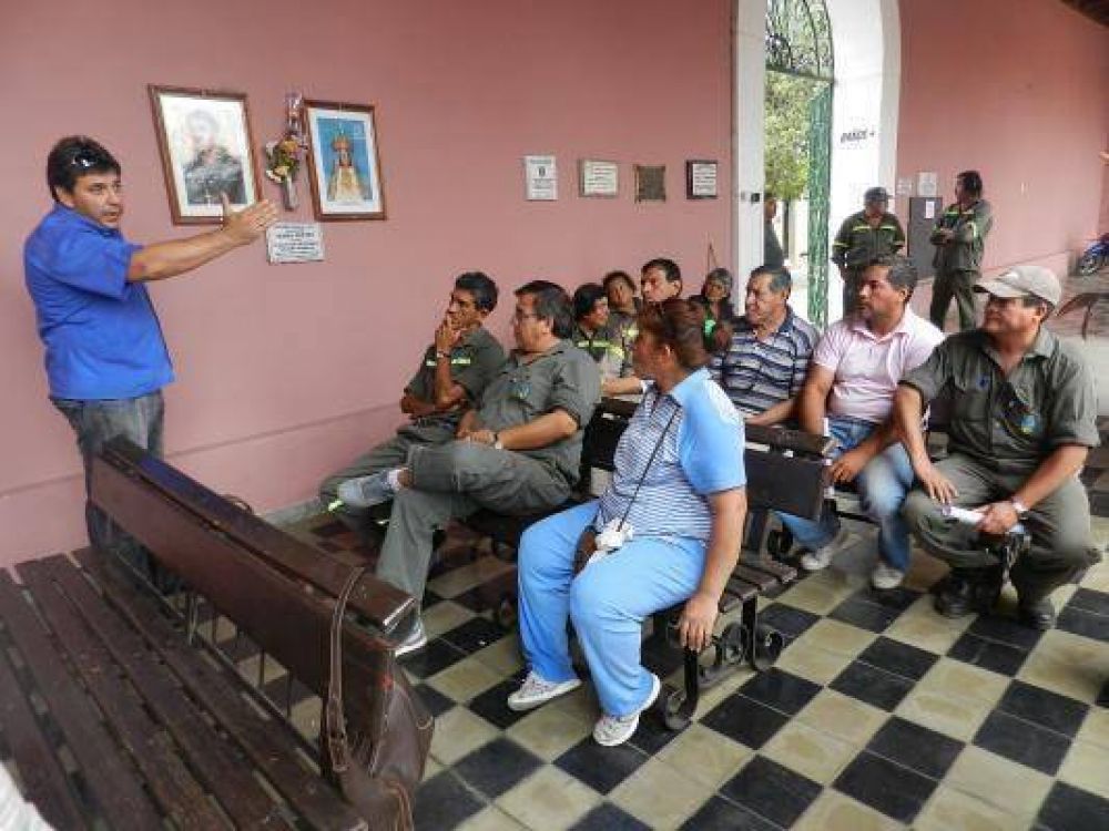 Capacitan a personal municipal contra el dengue