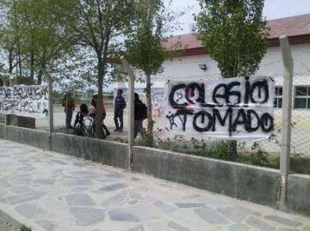 Toman secundario de Maquinchao para reclamar mejoras edilicias