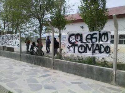 Toman secundario de Maquinchao para reclamar mejoras edilicias