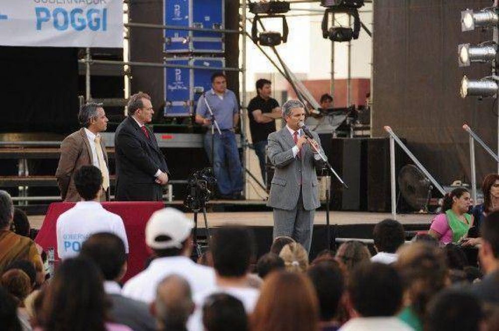 �El a�o que viene vamos a festejar aqu� la Navidad en sus casas y ese es el compromiso�