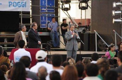 �El a�o que viene vamos a festejar aqu� la Navidad en sus casas y ese es el compromiso�