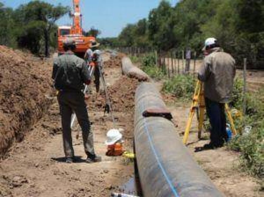 Comienza la fabricaci�n de ca�os en C�rdoba y Mendoza. Se define el nuevo muelle de toma