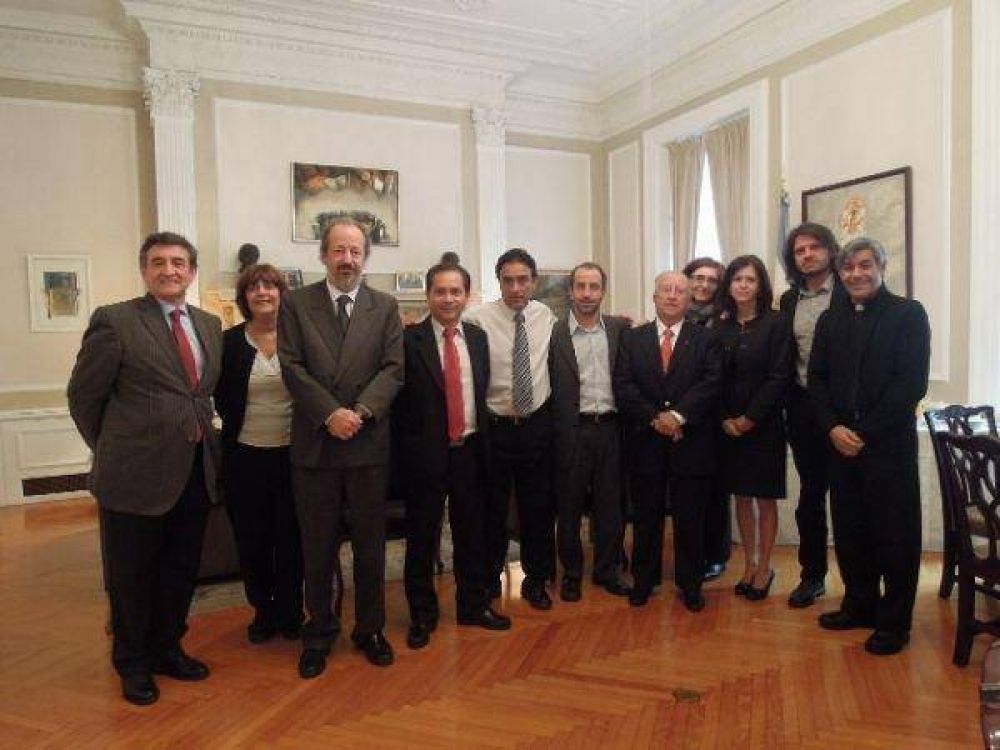 L�pez se reuni� con autoridades de la Embajada argentina y del programa 'Provincia 25' en Nueva York