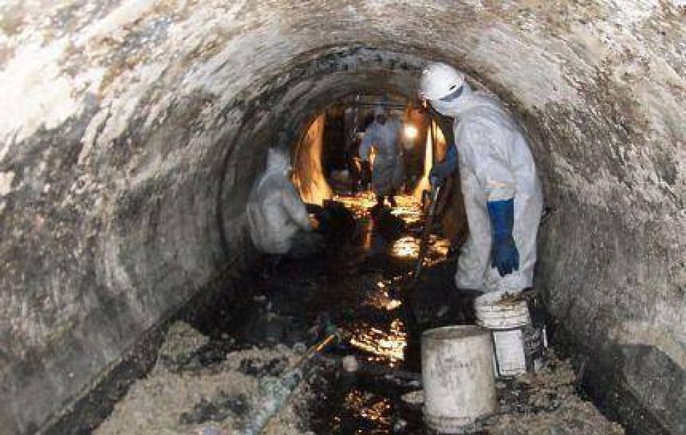 Obras Sanitarias confirm� obra de limpieza de cloaca en la zona del Puerto