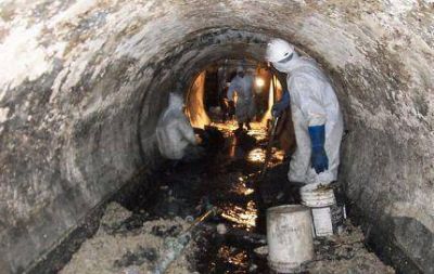 Obras Sanitarias confirm� obra de limpieza de cloaca en la zona del Puerto