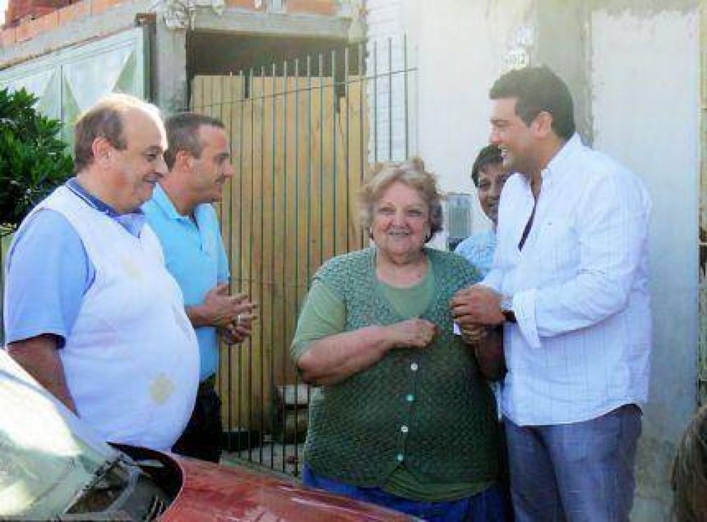 Alvaro Fanproyen con dirigentes Brueristas recorrieron los barrios marplatenses.