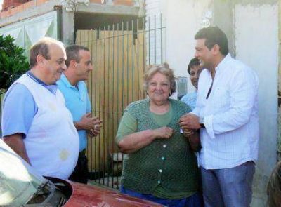 Alvaro Fanproyen con dirigentes Brueristas recorrieron los barrios marplatenses.