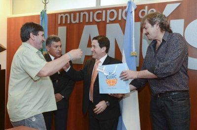 D�az P�rez entreg� pasajes a�reos a Ex Combatientes de Lan�s
